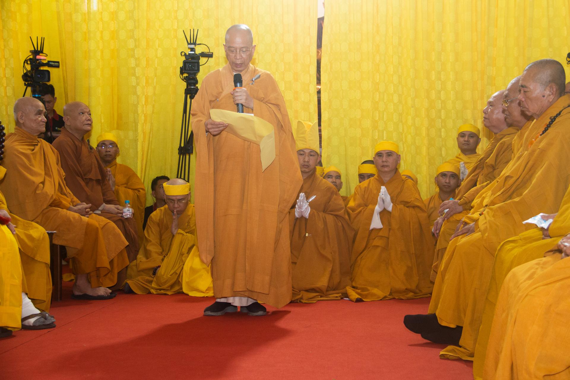 TT.Thích Huệ Khai – Ủy viên Thường trực HĐTS, Trưởng ban Trị sự GHPGVN tỉnh Đồng Nai đã Tri niệm công hạnh của Hòa thượng tân viên tịch